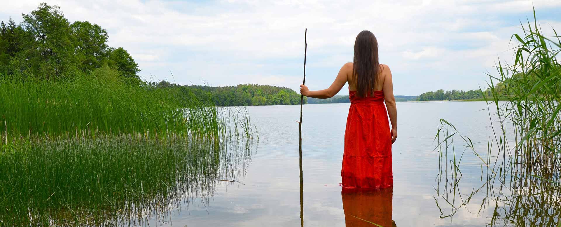 personal-intensive-lake-woman-full-width