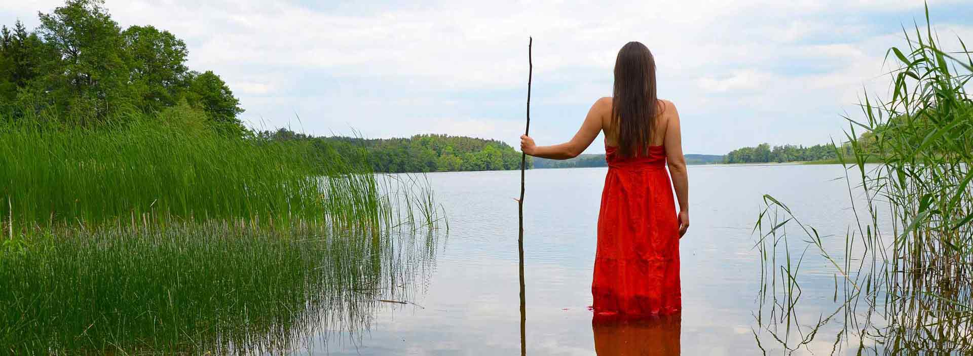 personal-intensive-lake-woman-1920x703